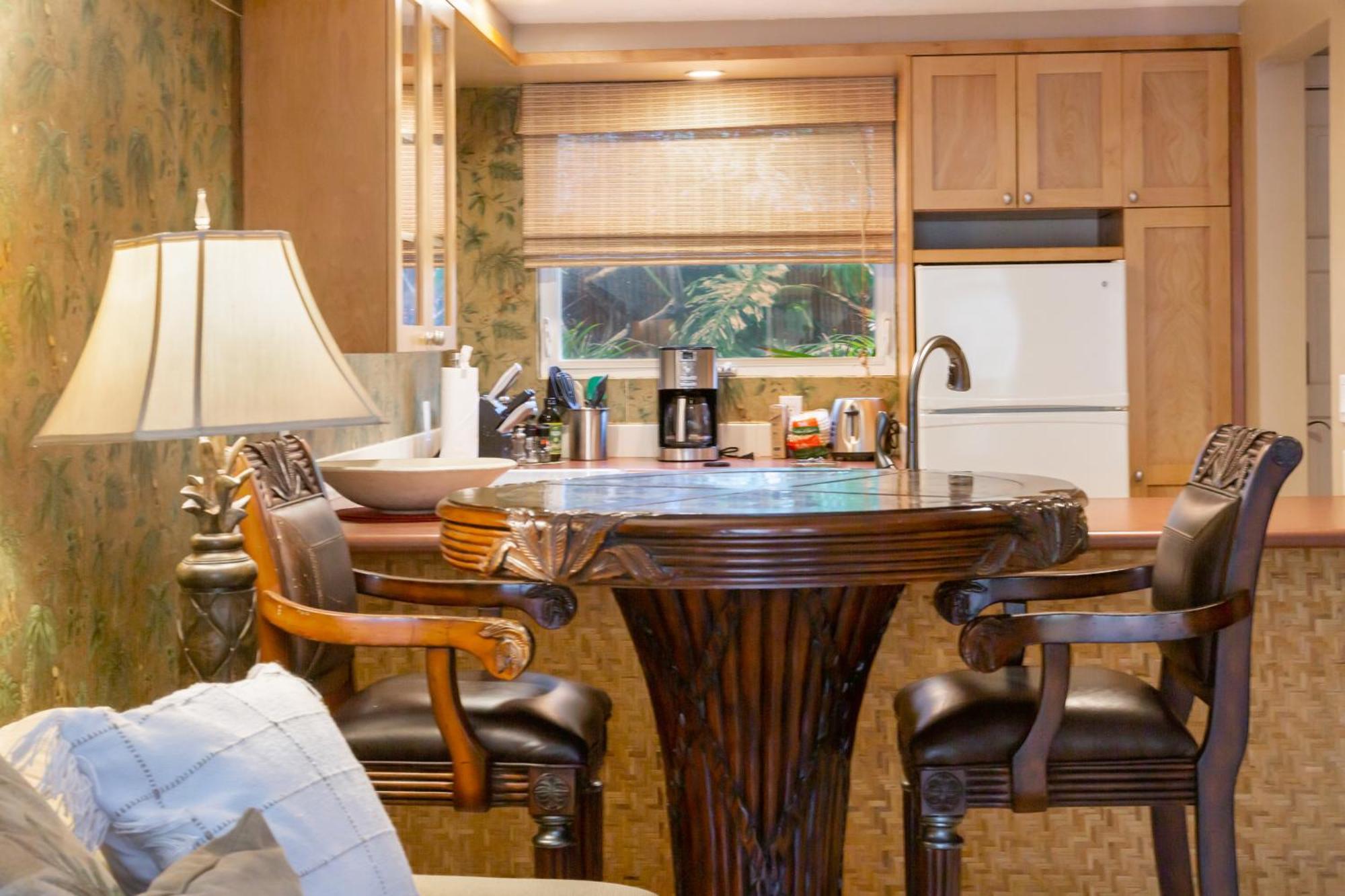 Lotus Suite, 1 Bedroom, Sleeps 4, Pool & Bbq, Pre-Renovation Summer Sale Кіхеї Екстер'єр фото