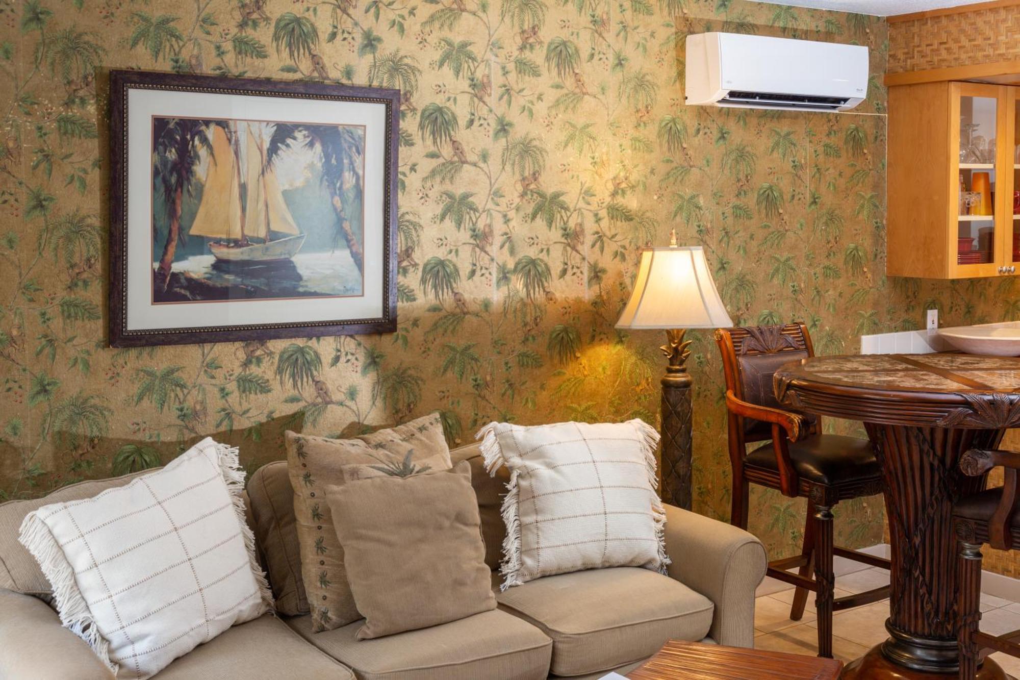 Lotus Suite, 1 Bedroom, Sleeps 4, Pool & Bbq, Pre-Renovation Summer Sale Кіхеї Екстер'єр фото
